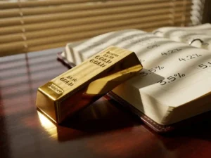 Gouden staaf op mahoniehout bureau naast opengeslagen leren grootboek met rentepercentages, ochtendlicht door jaloezieën