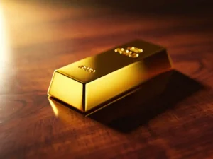 Gouden staaf op donkere houten ondergrond met warme lichtreflecties en zachte schaduwen